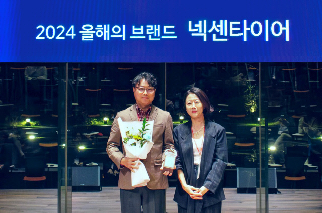 최효선(왼쪽) 넥센타이어 전략마케팅 BS장이 최세정 한국광고학회장과 올해의 브랜드상 시상식에 참석해 기념촬영을 하고 있다. 넥센타이어 제공